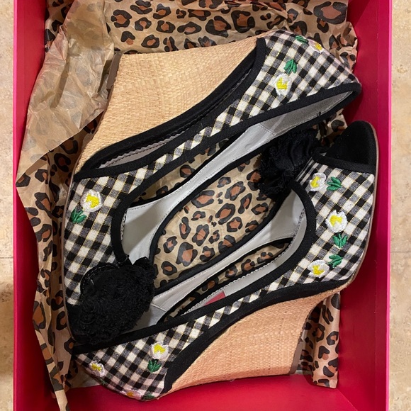 Betsy Johnson wedges - Picture 2 of 3